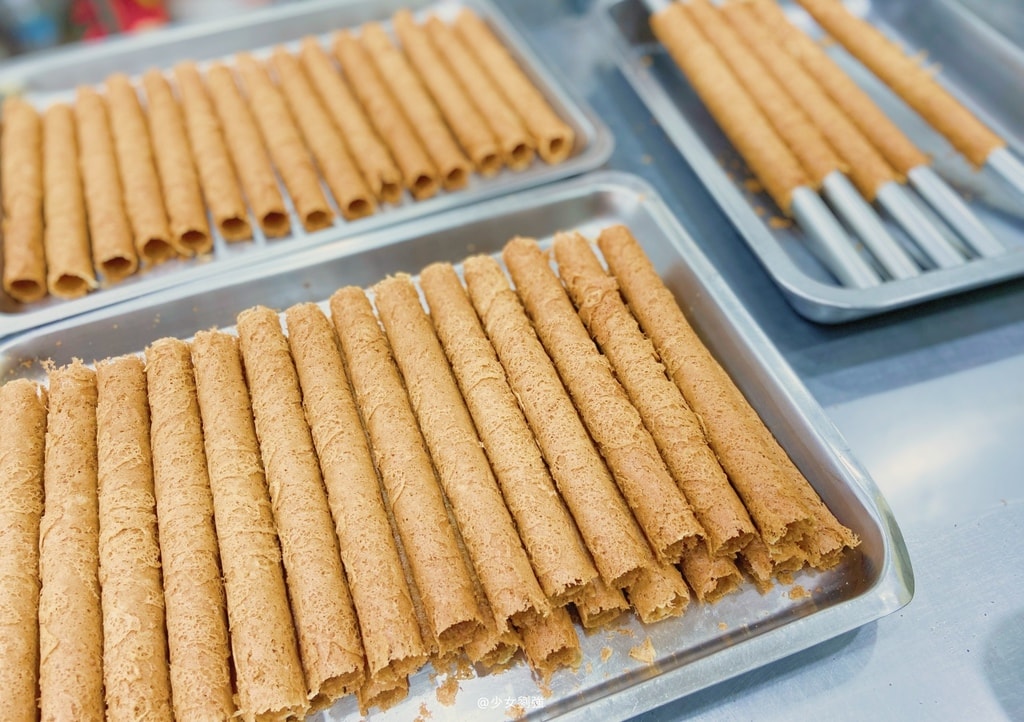 高雄美食|旗山老街伴手禮推薦 月亮香蕉城手工蛋捲 用料實在香酥可口 - 第2張圖