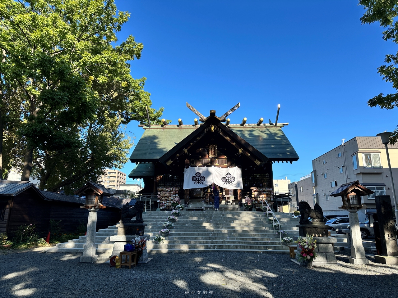 北海道札幌諏訪神社 |藏在市區的療癒系神社:超美花手水、限定御守必收! - 第3張圖 北海道札幌諏訪神社 |藏在市區的療癒系神社:超美花手水、限定御守必收!